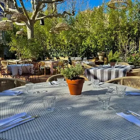 Le Clos Des Arômes 3* Cassis